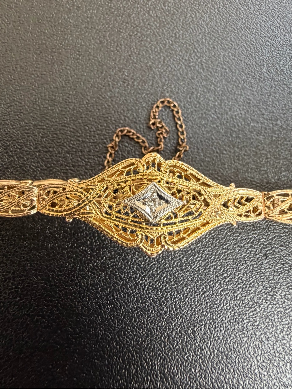 1920’s Vintage Elegant gold filigree bracelet w/ a clear, diamond center accent. - Picture 6 of 12
